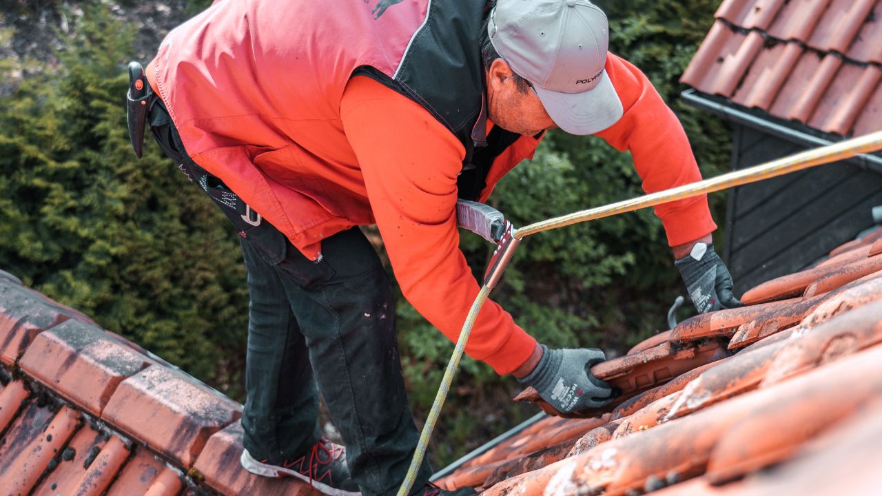 Dachreparatur in Göttingen und Umgebung als Leistung der Firma Dachteam Bock GmbH und Co KG