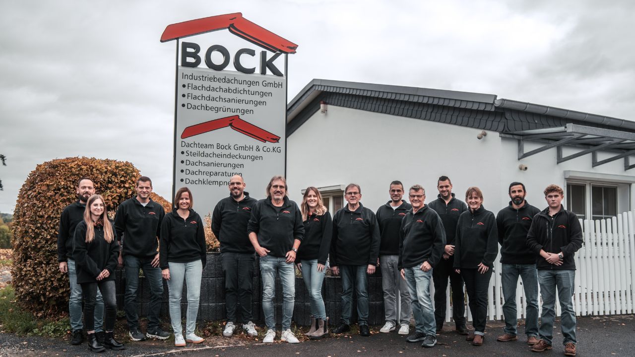 Teamfoto-dachteam-bock-und-bock-industriebedachungen Teamfoto von Dachteam Bock GmbH & Co KG sowie von Bock Industriebedachungen auf dem Firmengelände in der Hamlerstraße 3 in 37186 in Moringen (nähe Göttingen)