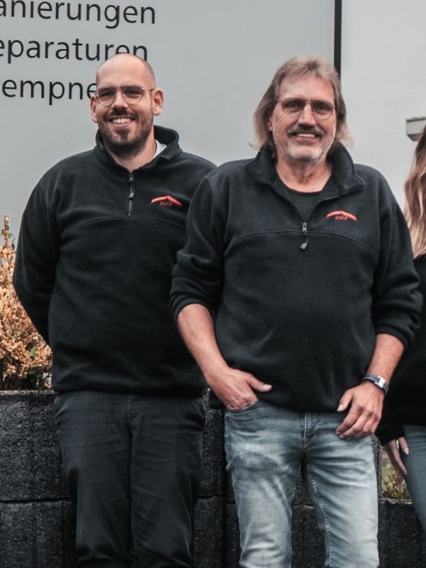 benjamin-und-willy-bock-geschaeftsfuehrer-bock-industriebedachungen-und-dachteam-bock-gmbh-co-kg Benjamin Bock (links im Bild) und Willy Bock (rechts im Bild) sind Geschäftsführer der familiengeführten Betriebe Bock Industriebedachungen GmbH sowie von Dachteam Bock GmbH & Co KG